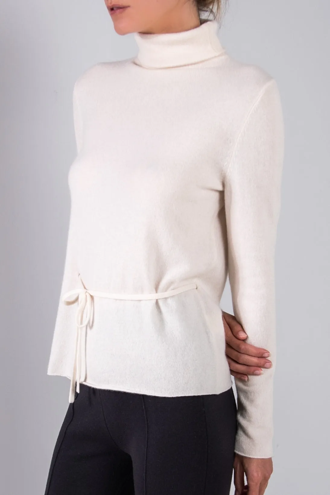 CASHMERE BELTED TURTLENECK
