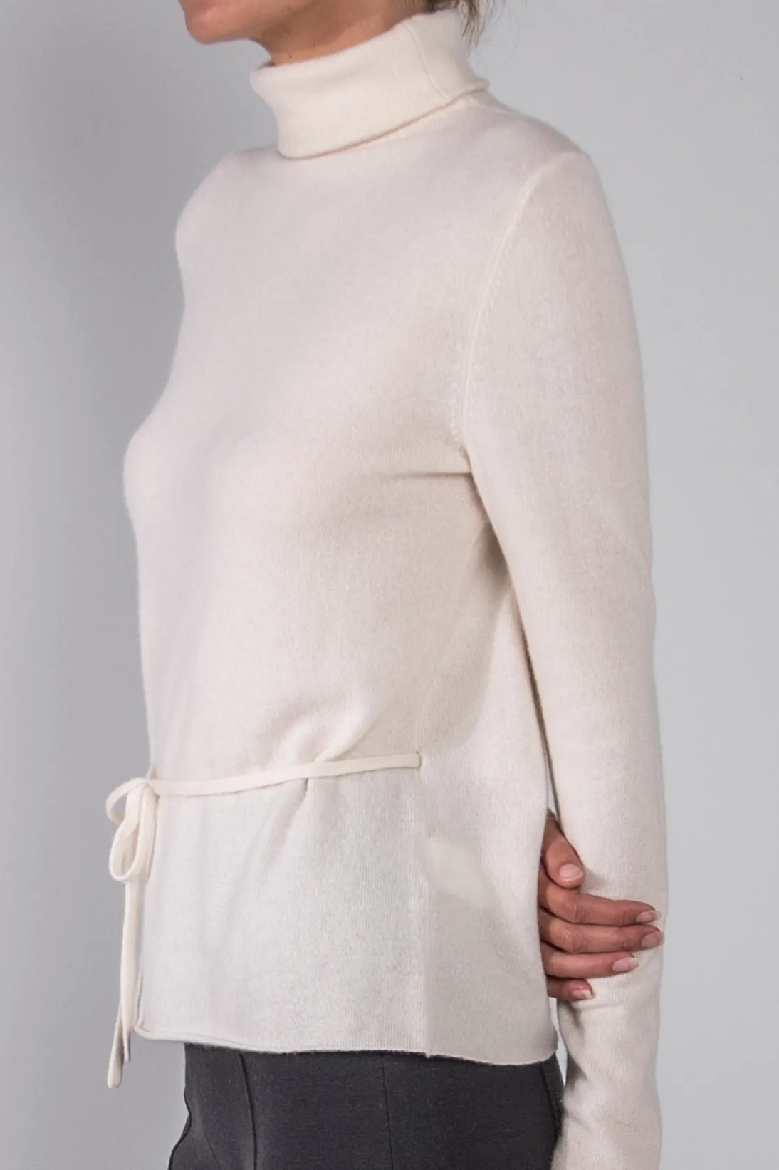 CASHMERE BELTED TURTLENECK