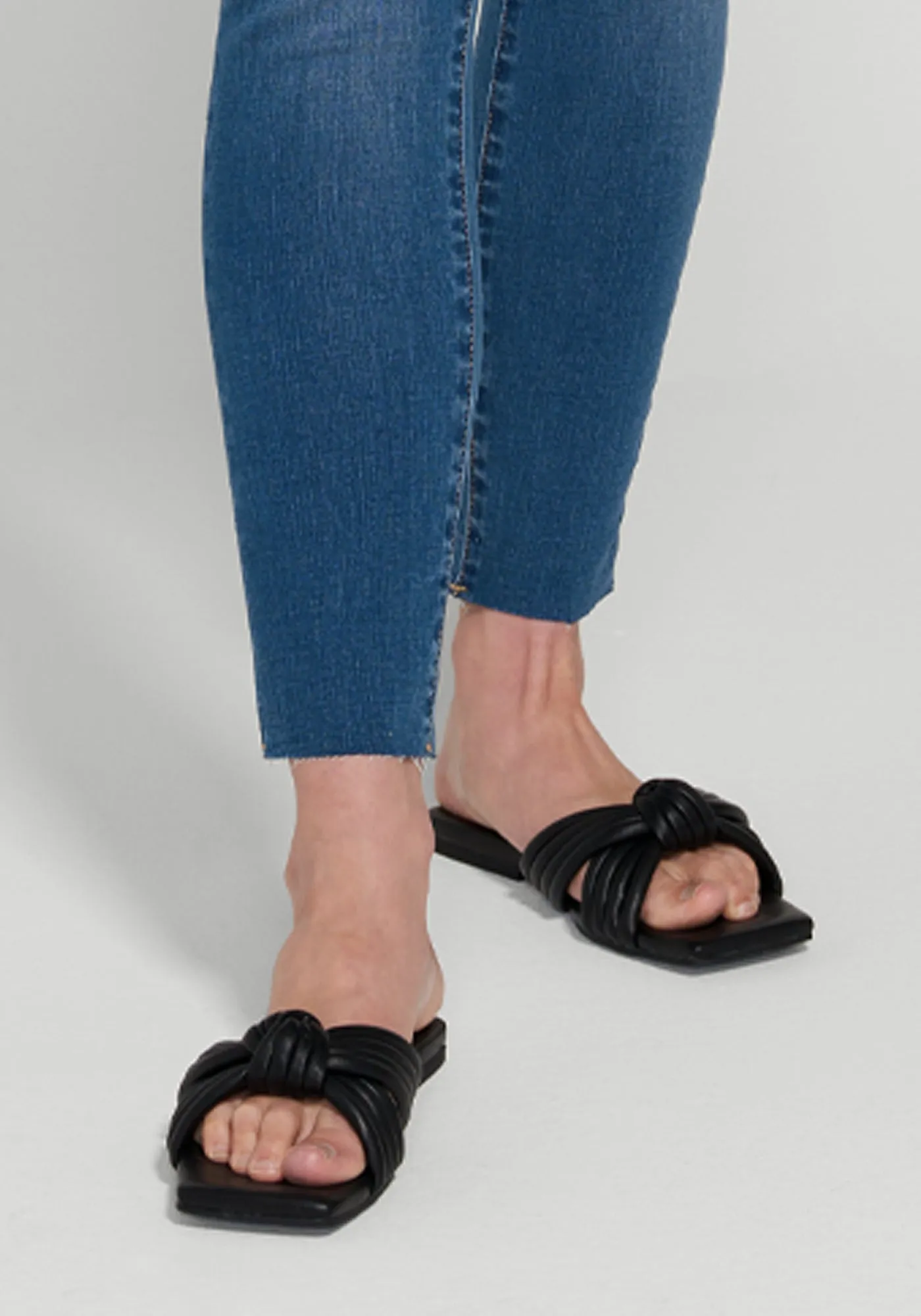 Signature Mid-Rise Denim | Skinny (Alamo Wash)